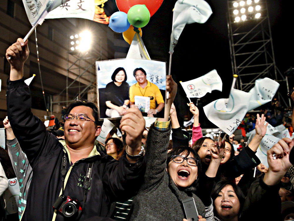 Những người ủng hộ đảng DPP trong cuộc bầu cử ở Đài Loan - Ảnh: Reuters