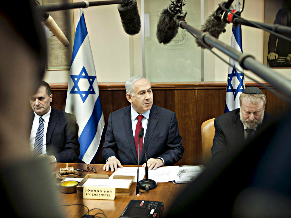 Thủ tướng Israel, Benjamin Netanyahu (giữa) trong cuộc họp hàng tuần với nội các - Ảnh: Reuters