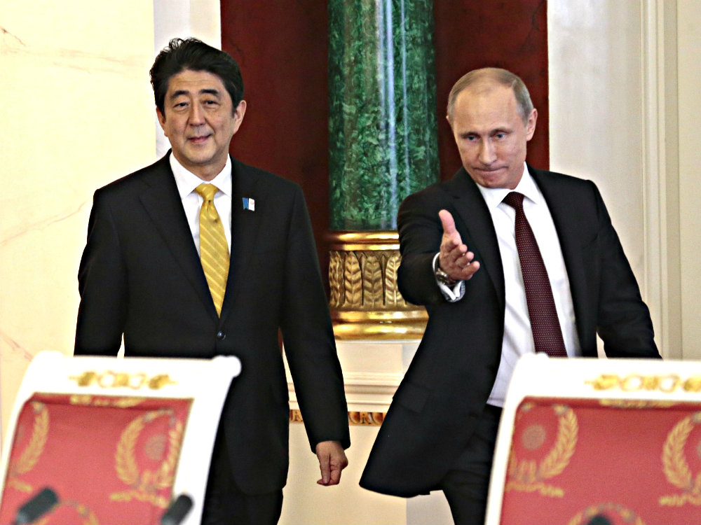 Thủ tướng Nhật Shinzo Abe và Tổng thống Nga Vladimir Putin - Ảnh: AFP