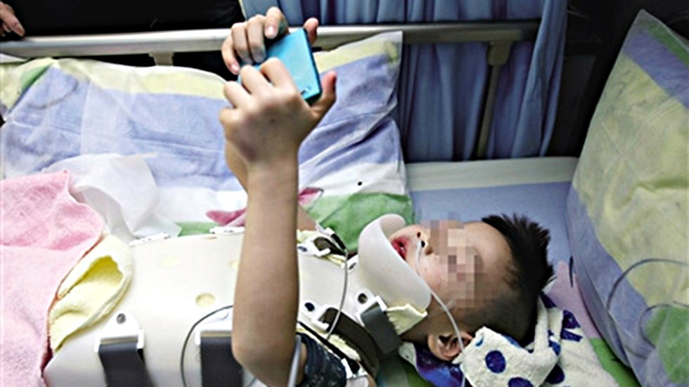 Câu bé 6 tuổi sống sót sau khi bị rơi từ tầng 18 - Ảnh chụp màn hình SCMP