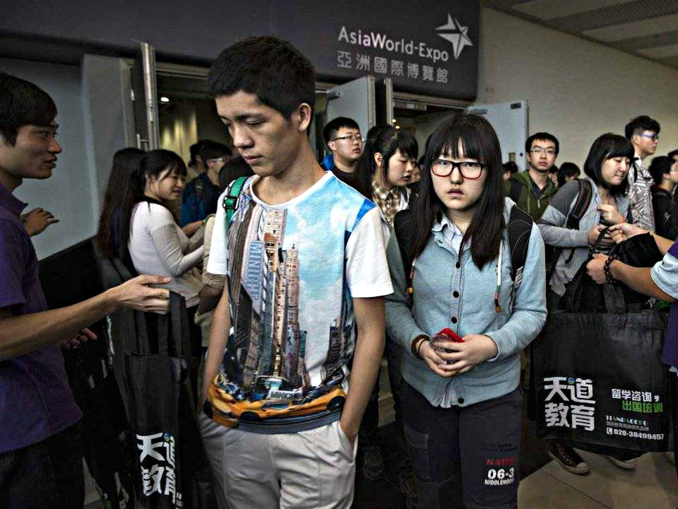 Các thí sinh tham dự kỳ thi SAT ở Hồng Kông - Ảnh minh họa: Reuters