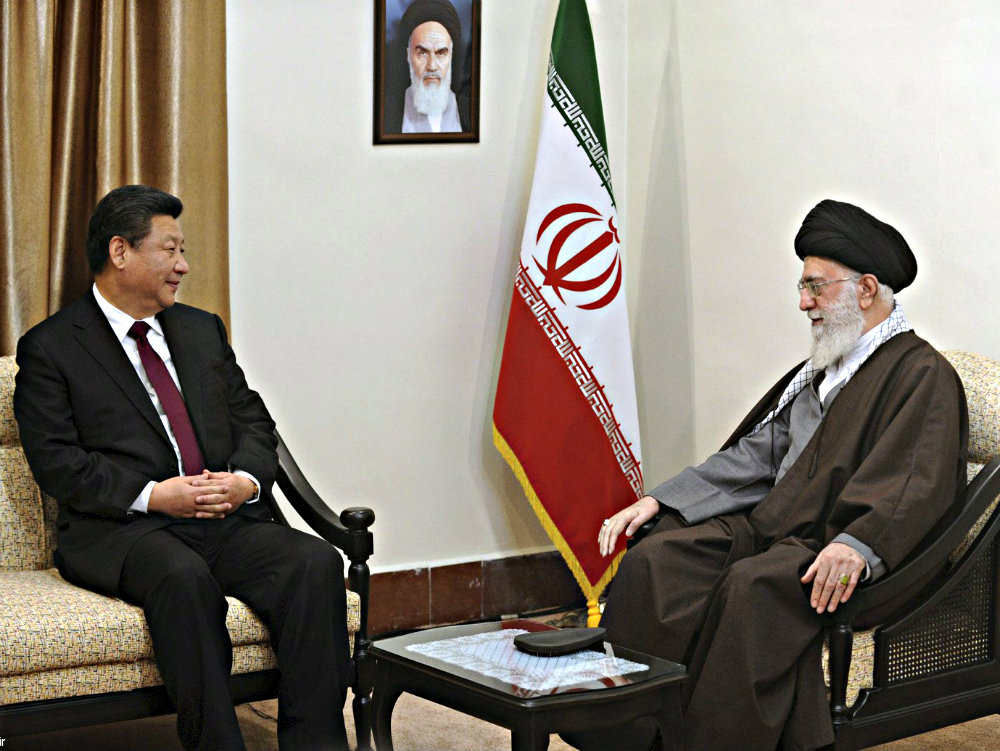 Lãnh đạo tối cao của Iran, Ayatollah Ali Khamenei (phải) tiếp Chủ tịch Trung Quốc Tập Cận Bình - Ảnh: Reuters