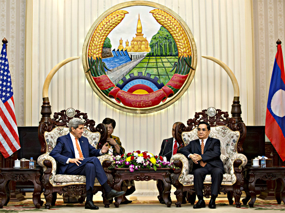 Thủ tướng Lào Thongsing Thammavong tiếp Ngoại trưởng Mỹ John Kerry tại Viêng Chăn ngày 25.1 - Ảnh: Reuters