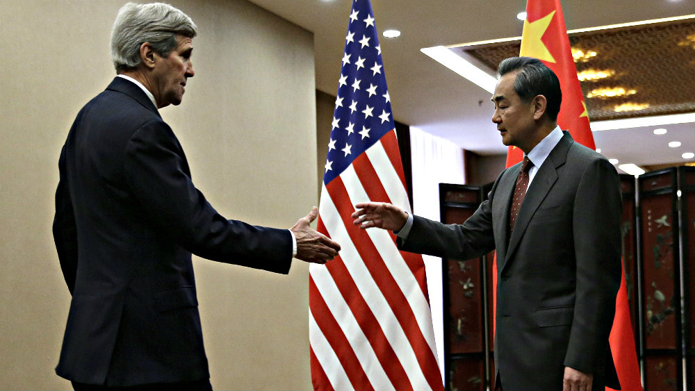 Ngoại trưởng Mỹ John Kerry và người đồng cấp Trung Quốc Vương Nghị trước cuộc hội đàm sáng nay 27.1 - Ảnh: Reuters