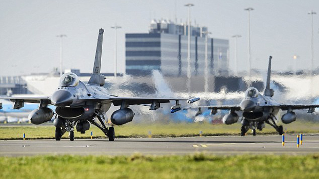 Hai chiếc F-16 của Không quân Hà Lan tham gia diễn tập ở Amsterdam, Hà Lan. Nước này cho biết sẽ quay lại không kích IS với Mỹ - Ảnh: AFP