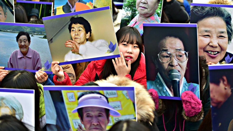 Người dân Hàn Quốc mang ảnh các nạn nhân của vụ "nô lệ tình dục" biểu tình trước toà đại sứ Nhật ở Seoul ngày 30.12.2015 - Ảnh: AFP