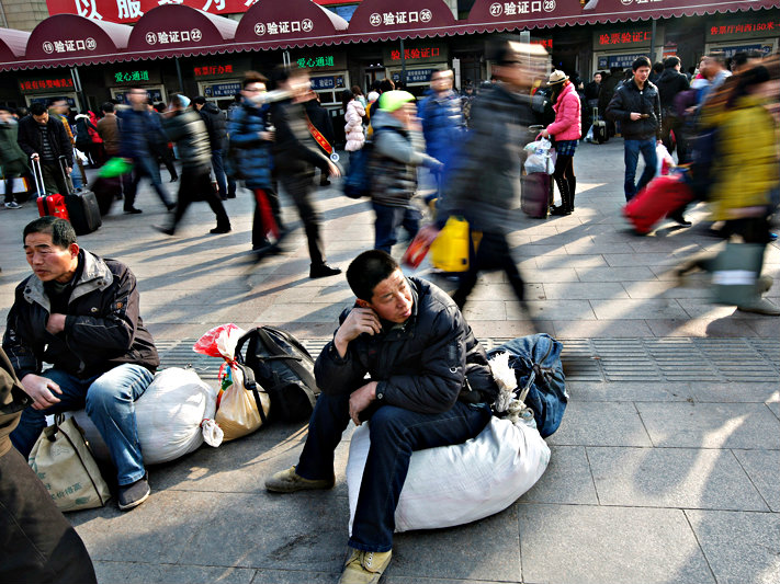 Cảnh người dân Trung Quốc chờ đợi ở bến xe để về quê ăn Tết - Ảnh: Reuters