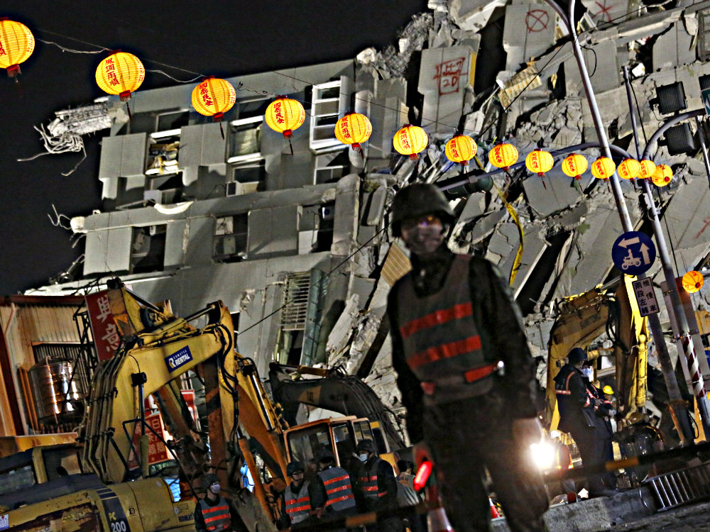 Tòa nhà căn hộ 17 tầng Weiguan Jinlong bị sập sau vụ động đất ở Đài Loan - Ảnh: Reuters
