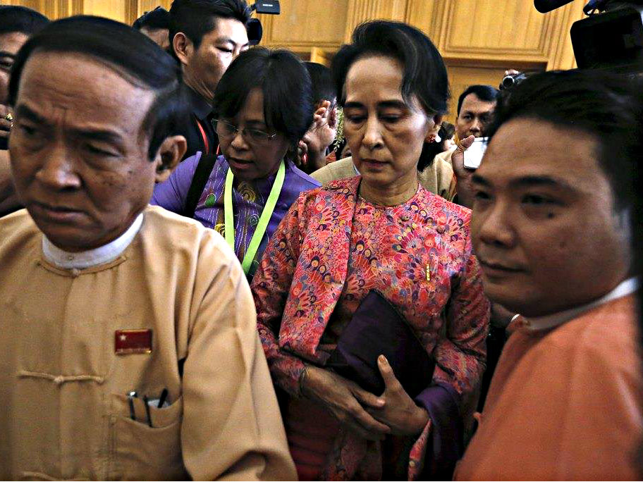 Bà Suu Kyi bị dọa ám sát, cảnh sát tăng cường an ninh cho bà - Ảnh: AFP