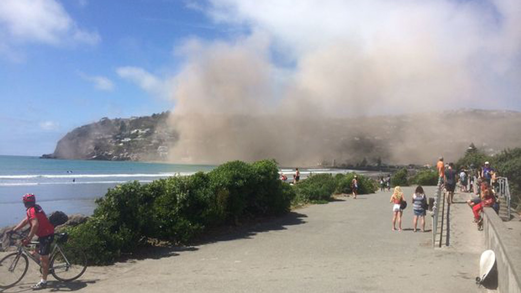 Đám khói bụi do động đất gây ra ở Summer, một vùng biển nằm ở ngoại ô thành phố Christchurch, New Zealand sáng 14.2 - Ảnh: Twitter/Radio New Zealand