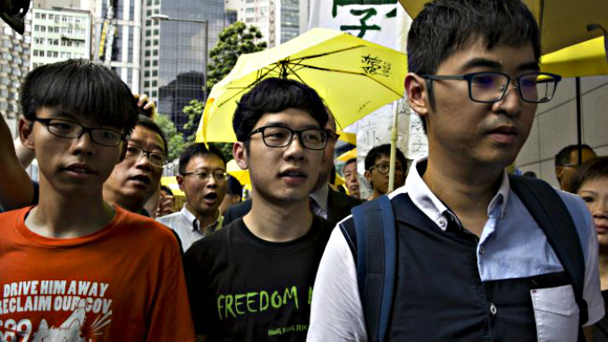 Joshua Wong (áo cam) và các thủ lĩnh sinh viên trong cuộc biểu tình tại Hồng Kông năm 2014 - Ảnh: Reuters