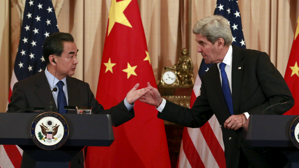 Ngoại trưởng Trung Quốc Vương Nghị (trái) và người đồng cấp Mỹ John Kerry trong cuộc họp báo sau cuộc gặp - Ảnh: Reuters