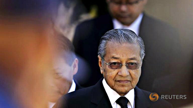 Cựu thủ tướng Malaysia Mahathir Mohamad tuyên bố từ bỏ đảng UMNO - Ảnh: Reuters