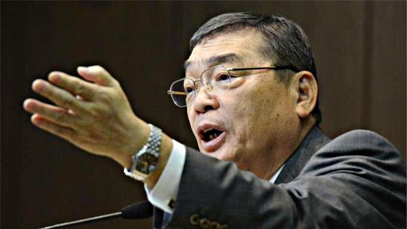 Chủ tịch kênh NHK Katsuto Momii xin lỗi và tự cắt lương vì sai phạm của nhân viên dưới quyền - Ảnh: Reuters