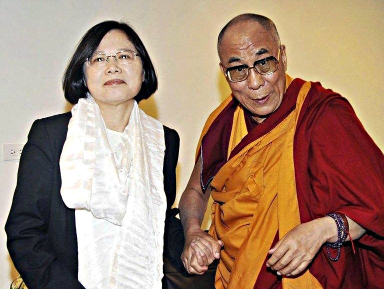 Bà Thái Anh Văn từng tiếp đón Đạt Lai Lạt Ma khi ông đến Đài Loan hồi năm 2009 để làm lễ cầu hồn cho các nạn nhân của cơn bão Morakot - Ảnh: dailalamafilm.com