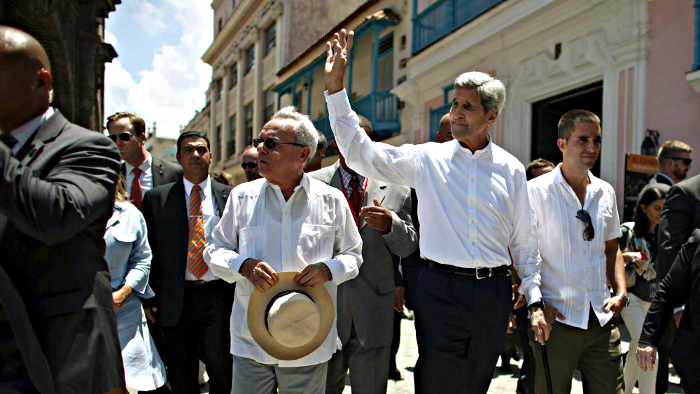 Ngoại trưởng Mỹ John Kerry dạo phố ở khu Old Havana nhân dịp mở lại Đại sứ quán Mỹ ở Cuba hồi tháng 8.2015 - Ảnh: Reuters