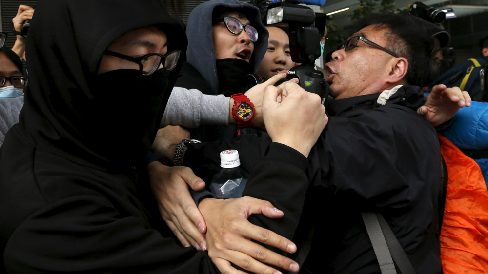 Bên ngoài một phiên tòa xét xử những người bị buộc tội trong vụ bạo động ở Vượng Giác (Hồng Kông) trong dịp tết âm lịch năm 2016 - Ảnh: Reuters