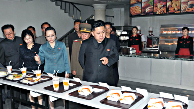 Lãnh đạo Kim Jong-un trong một nhà hàng Triều Tiên - Ảnh: Reuters