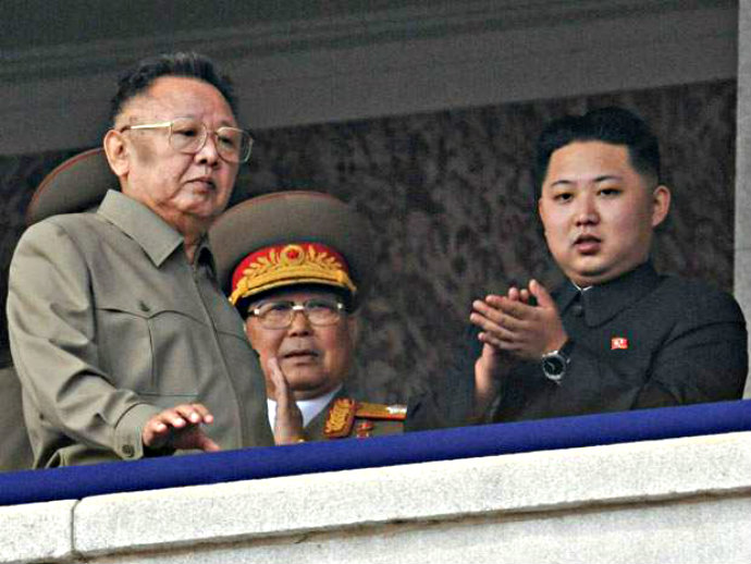 Ông Kim Jong-il (trái) và con là Kim Jong-un - Ảnh: Reuters
