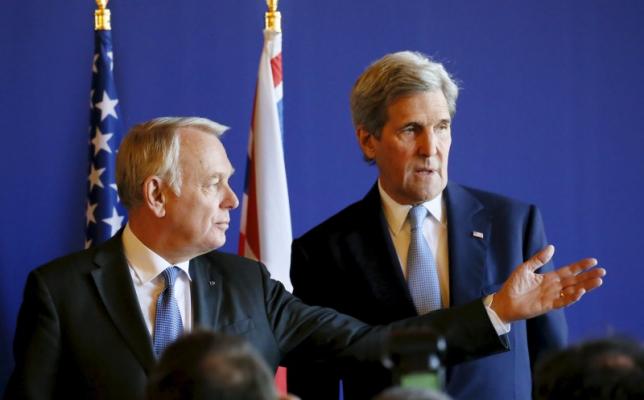 Ngoại trưởng Pháp Jean-Marc Ayrault (trái) và Ngoại trưởng Mỹ John Kerry tố chính phủ của ông Assad muốn phá cuộc đàm phán hòa bình của Syria - Ảnh: Reuters

