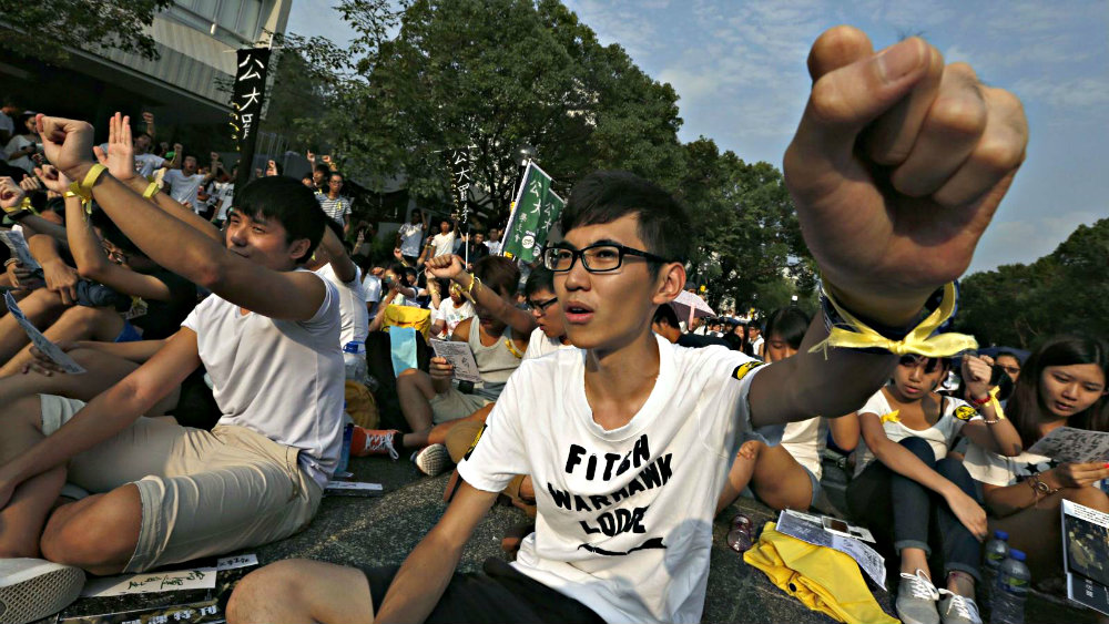 Sinh viên Hồng Kông trong một cuộc bãi khóa đòi quyền bầu cử phổ thông đầu phiếu cho người dân Hồng Kông - Ảnh: Reuters