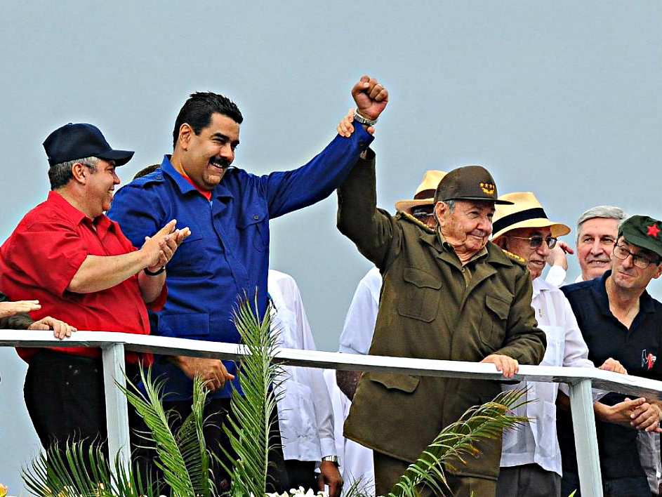 Chủ tịch Cuba Raul Castro đón Tổng thống Venezuela Nicolas Maduro trước chuyến công du của Tổng thống Mỹ - Ảnh: AFP