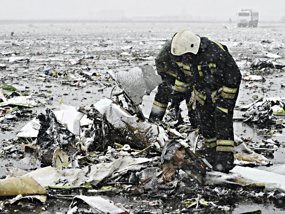 Hiện trường vụ tai nạn máy bay FlyDubai rơi ở Nga sáng 19.3 - Ảnh: Reuters