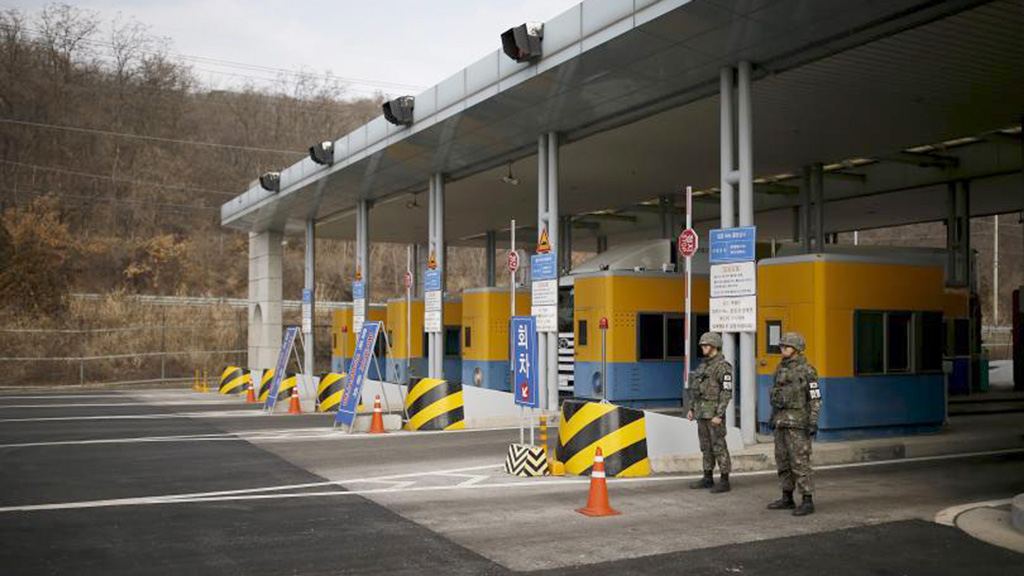 Binh lính Hàn Quốc gác cổng dẫn vào Khu công nghiệp Kaesong trên đất Triều Tiên đã bị đóng cửa, ngày 11.2.2016 - Ảnh: Reuters