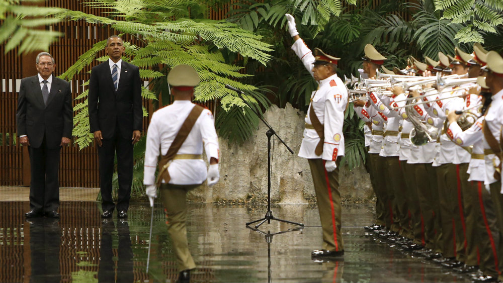 Tổng thống Obama được Chủ tịch Cuba tiếp đón theo nghi thức dành cho nguyên thủ quốc gia - Ảnh: Reuters