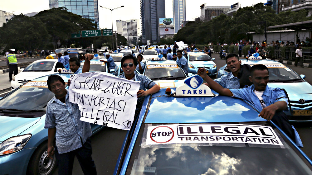 Hàng ngàn taxi gây náo loạn ở Jakarta ngày 22.3 để phản đối dịch vụ taxi Uber - Ảnh: Reuters