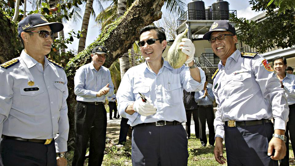 Ông Mã Anh Cửu trong một chuyến đi trái phép đến đảo Ba Bình thuộc quần đảo Trường Sa của Việt Nam - Ảnh: Văn phòng lãnh đạo Đài Loan