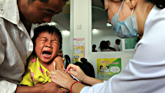 Dư luận Trung Quốc đang hoang mang vì thông tin vắc xin kém chất lượng có mặt trên thị trường - Ảnh: AFP