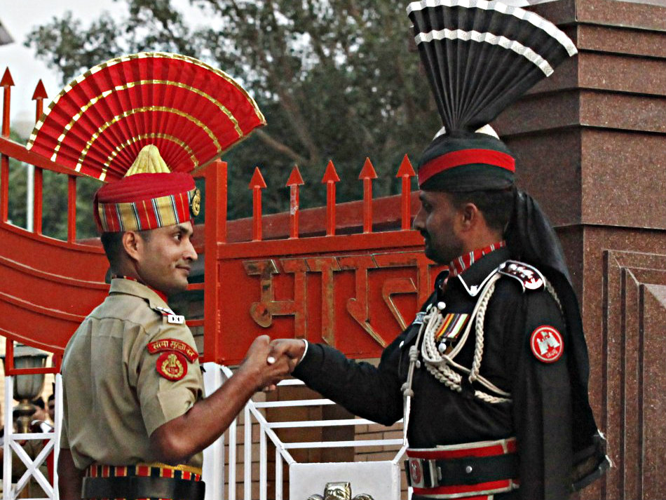 Lính biên phòng Ấn Độ và Pakistan ở khu vực biên giới - Ảnh: Reuters