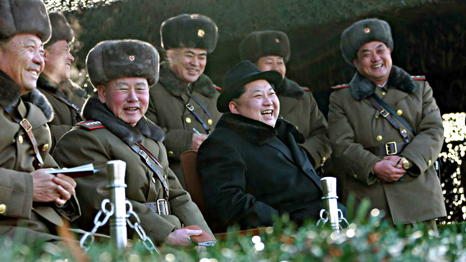Lãnh đạo Kim Jong-un chỉ đạo cuộc tập trận tấn công mục tiêu mô phỏng là dinh Tổng thống Hàn Quốc - Ảnh: AFP