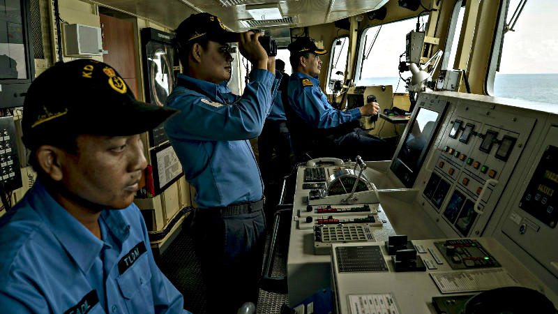 Cảnh sát biển Malaysia theo dõi tàu cá nước ngoài ở ngoài khơi nước này - Ảnh: Reuters