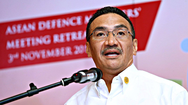 Bộ trưởng Quốc phòng Malaysia nói sẽ không dùng tàu chiến đến xua đuổi "tàu cá nước ngoài" - Ảnh: Reuters