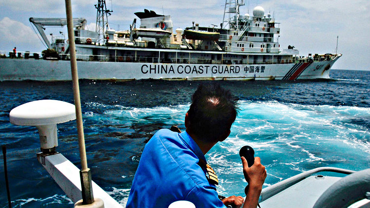 Dù Kuala Lumpur khẳng định “không có tàu Trung Quốc” xâm nhập vùng biển Malaysia nhưng những "tàu cá nước ngoài" này lại được tàu hải cảnh Trung Quốc hộ tống - Ảnh minh họa: Bloomberg