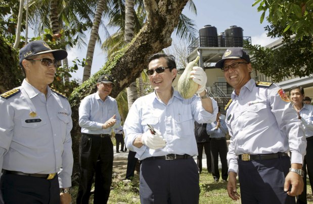 Ông Mã Anh Cửu trong một chuyến đi đến đảo Ba Bình - Ảnh: AFP