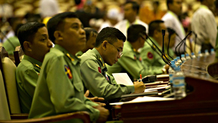 Các nghị sĩ quân đội phản đối dự luật cho phép bà Aung San Suu Kyi giữ vị trí cố vấn nhà nước - Ảnh: AFP