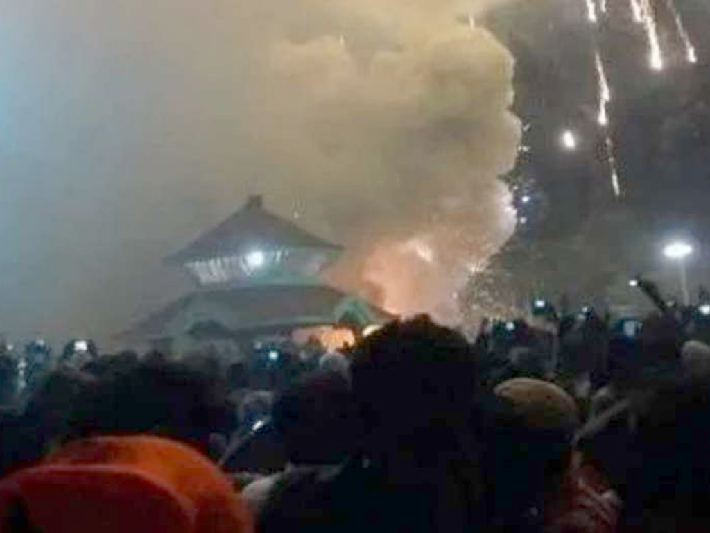 Vụ cháy xảy ra lúc 3 giờ 30 (giờ địa phương) ngày 10.4, kéo theo một vụ nổ lớn ở một khu nhà kho chứa pháo trong ngôi đền Hồi giáo - Ảnh: Twitter