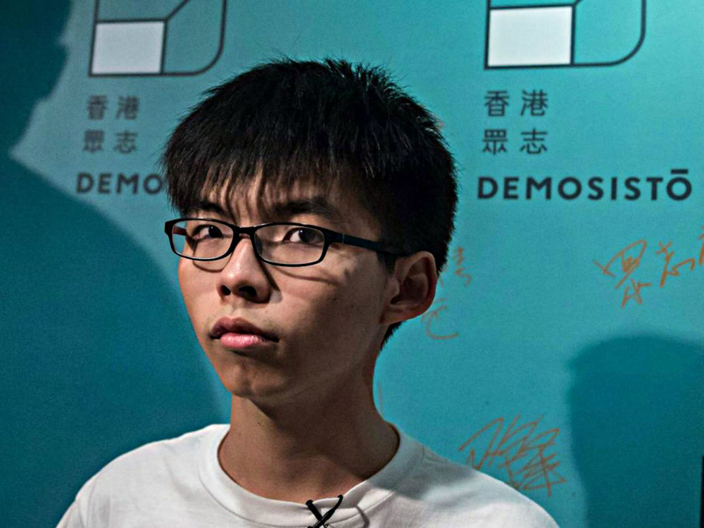 Joshua Wong trong buổi ra mắt đảng "Vì dân đứng lên" (Demosisto) - Ảnh: AFP