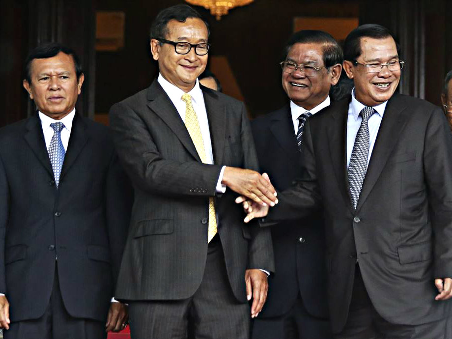 Thủ tướng Hun Sen (phải) bắt tay lãnh đạo đảng đối lập Sam Rainsy - Ảnh: Reuters