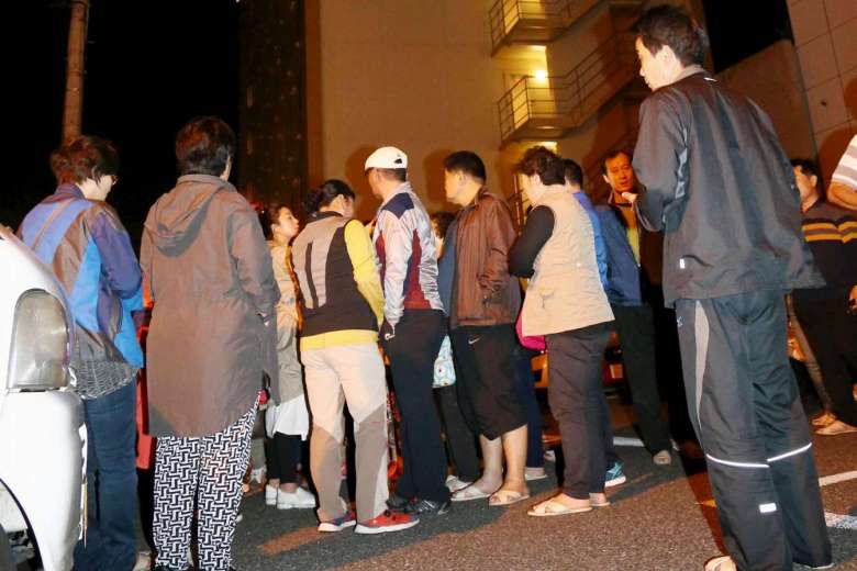 Người dân ở Kumamoto hoang mang vì trận động đất tối 14.4 - Ảnh: Reuters