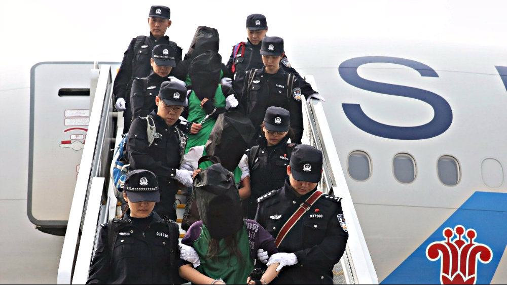 Những người Đài Loan bị bắt ở Kenya bị đưa về Trung Quốc - Ảnh: Reuters