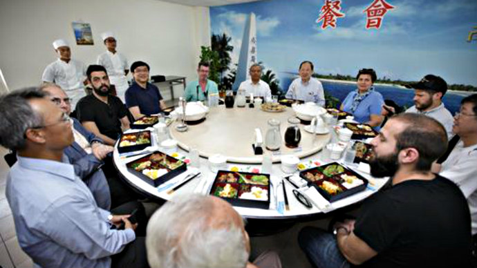 Các học giả nước ngoài được Đài Loan đưa tham quan trái phép đảo Ba Bình - Ảnh: Cơ quan ngoại giao Đài Loan 