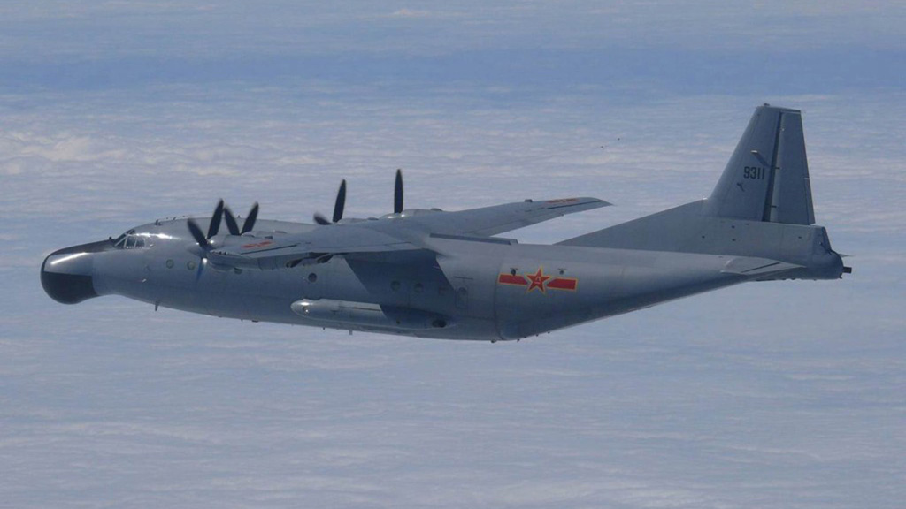 Máy bay tuần tra trinh sát biển loại Y-8 của Trung Quốc - Ảnh: Reuters