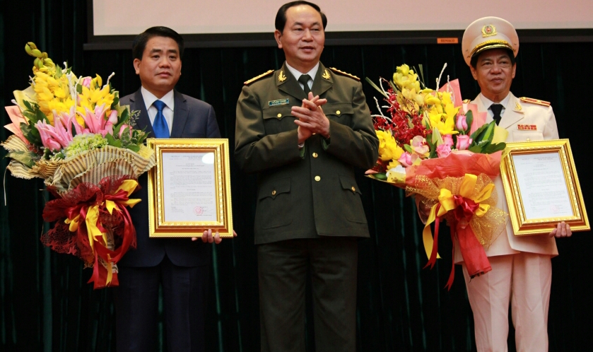 Bộ trưởng Công an Trần Đại Quang trao quyết định và tặng hoa chúc mừng ông Nguyễn Đức Chung và ông Đoàn Duy Khương