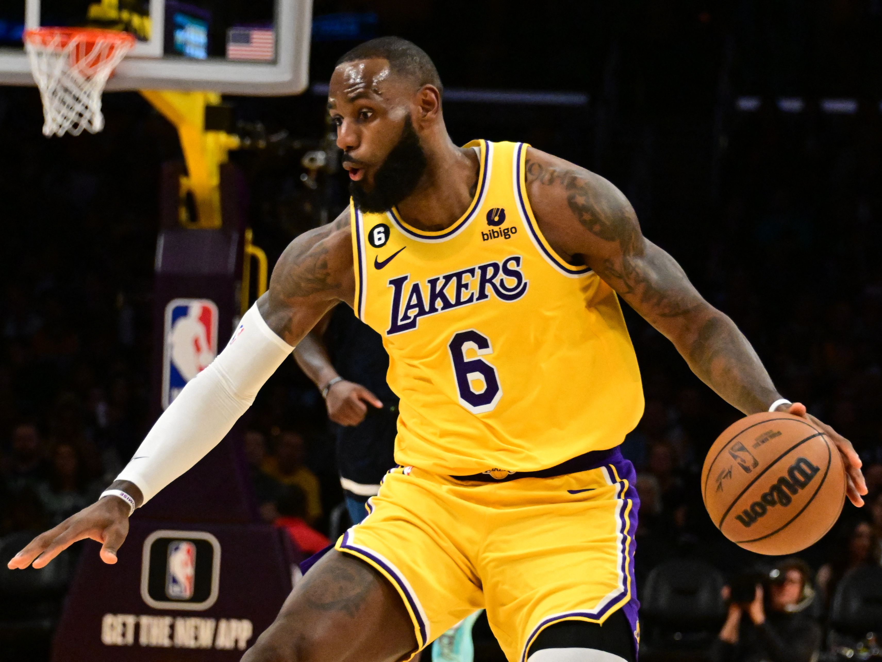 LeBron James trở thành cầu thủ được trả lương cao nhất NBA trong 9 năm liên  tiếp