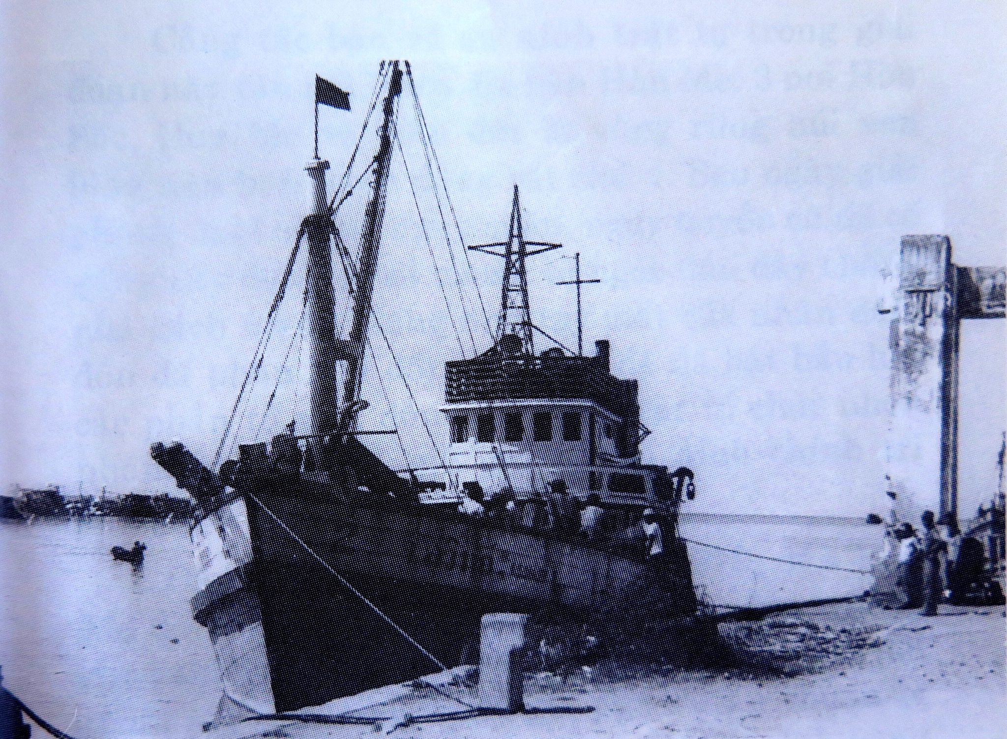Tàu cá Thái Lan xâm nhập vùng biển Việt Nam đánh bắt trộm, bị bắt giữ tại Phú Quốc, Kiên Giang, năm 1990. (Hình: Tư liệu BĐBP Kiên Giang)