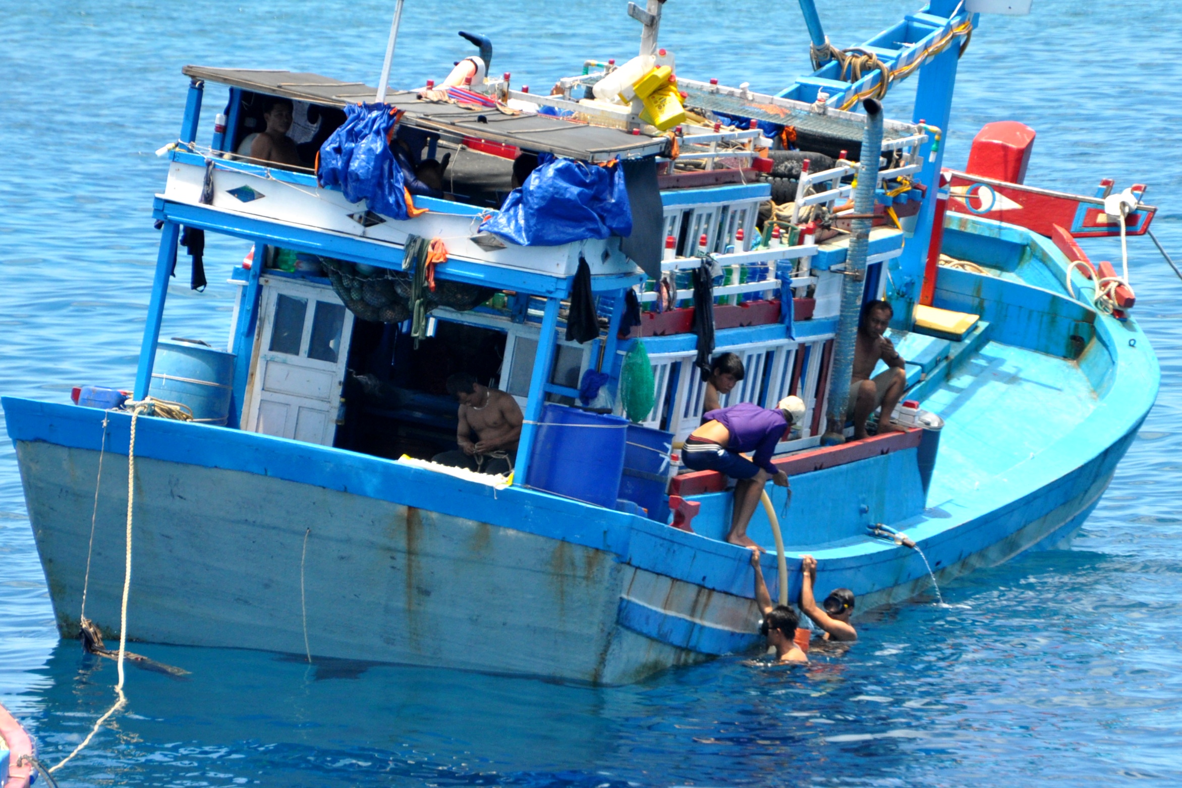 Tàu cá của ngư dân Việt Nam đang hành nghề lặn bắt thủy sản tại vùng biển Trường Sa - Ảnh: Mai Thanh Hải